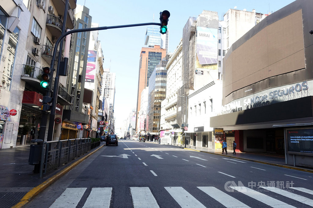 阿根廷政府實施全國大封城防疫,首都布宜諾斯艾利斯街頭行人車輛比往常銳減,街道空蕩蕩,人口流動量少,加上大批警力在街上盤查,治安也跟著變好,搶劫和盜竊案少9成。中央社記者汪碧治布宜諾斯艾利斯攝 109年3月29日