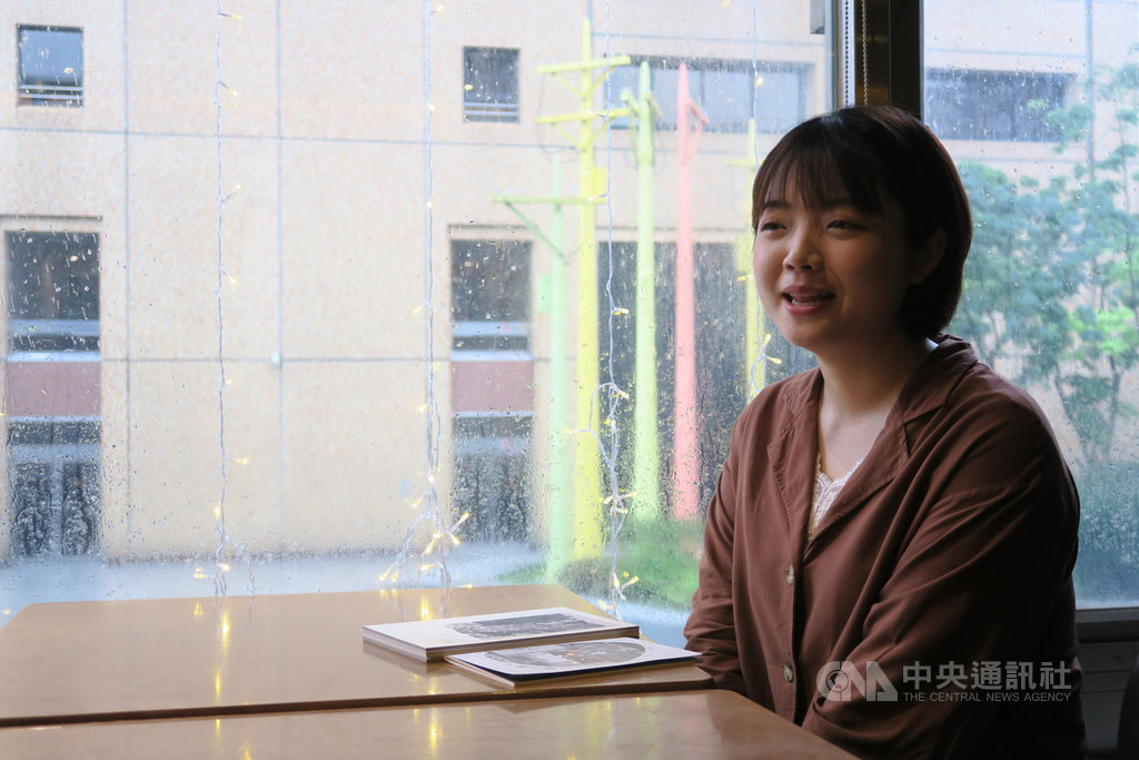 作家村上春樹4月底即將出版的新作,封面與內頁插畫創作者為來自台灣的繪者高妍(圖),她受訪時表示,很感動自己十分崇拜的村上春樹願意信任她。中央社記者陳政偉攝 109年3月29日