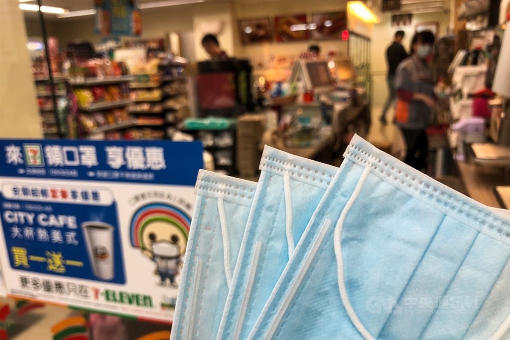 台灣在這波武漢肺炎疫情防疫有成,獲得國際高度關注。圖為口罩實名制2.0第一輪網路預購,26日起到開始4月1日止都可攜帶證件到超商取貨。中央社記者吳家昇攝 109年3月26日