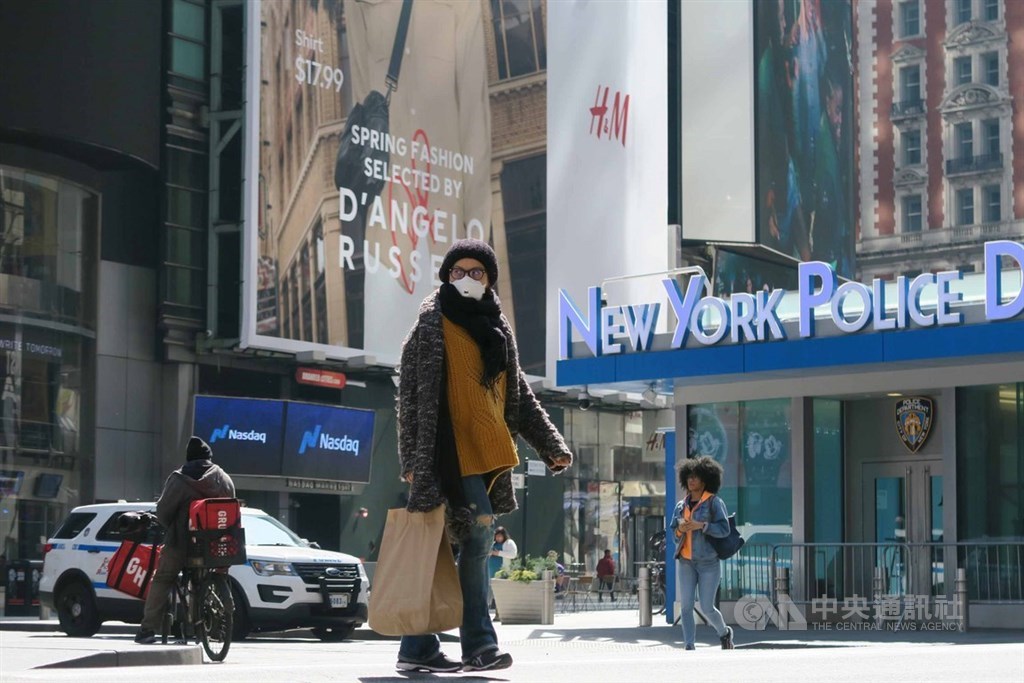 經濟學者表示,武漢肺炎疫情讓各國面臨到供應鏈斷裂帶來的後果。各國企業紛紛考慮將設立在中國的工廠撤回本國或遷移他國。圖為美國紐約時報廣場戴口罩民眾。中央社記者尹俊傑紐約攝 109年3月25日