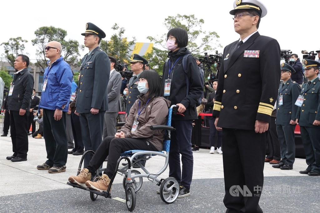 「0102殉職將士紀念專區啟用典禮」29日上午在台北舉行,黑鷹直升機失事生還將士陳映竹(坐輪椅者)、周欣頤(前左3)出席。中央社記者吳家昇攝 109年3月29日