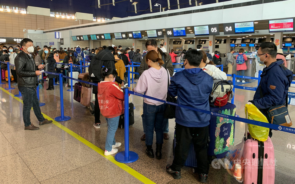 首趟「湖北類包機」29日晚間自上海起飛,滯留湖北台人徹夜趕來,共153人辦理登機。中央社記者沈朋達上海攝 109年3月29日