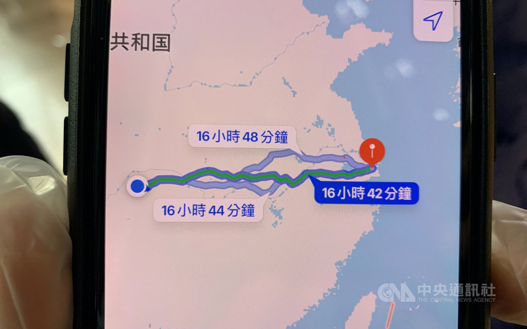 一位滯留湖北的台灣民眾向記者展示從家中到上海的路程,1400多公里,花上近17個小時。中央社記者沈朋達上海攝 109年3月29日