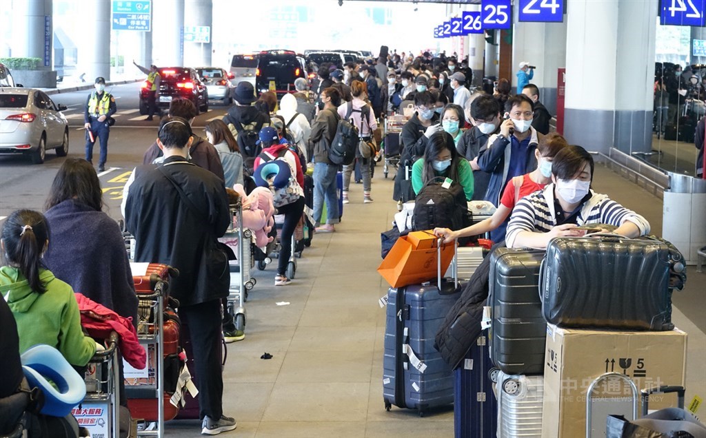 中央流行疫情指揮中心29日宣布,台灣新增15例武漢肺炎確診個案,新增個案中,有一起群聚案件是案293在3月7日至16日到葡萄牙、西班牙旅遊,回國後接觸太太(案289),結果兩人先後發病並確診。(示意圖/中央社檔案照片)