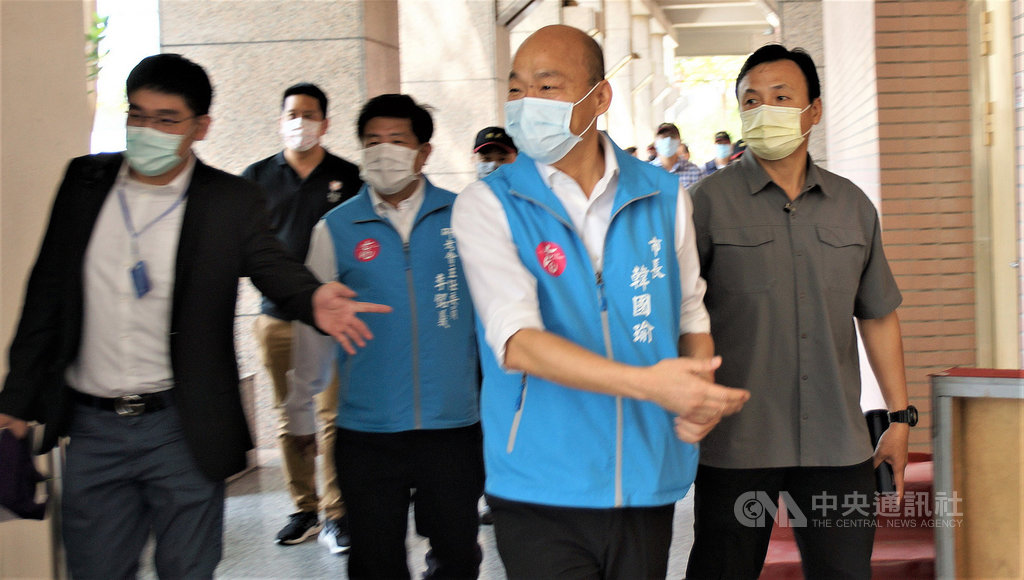 高雄市青年事務諮詢委員會29日成立,市長韓國瑜(右2)出席,針對26至28日一連3天沒有公開市政行程,罷韓團體頗有微詞,韓國瑜未受訪回應。中央社記者程啟峰高雄攝 109年3月29日