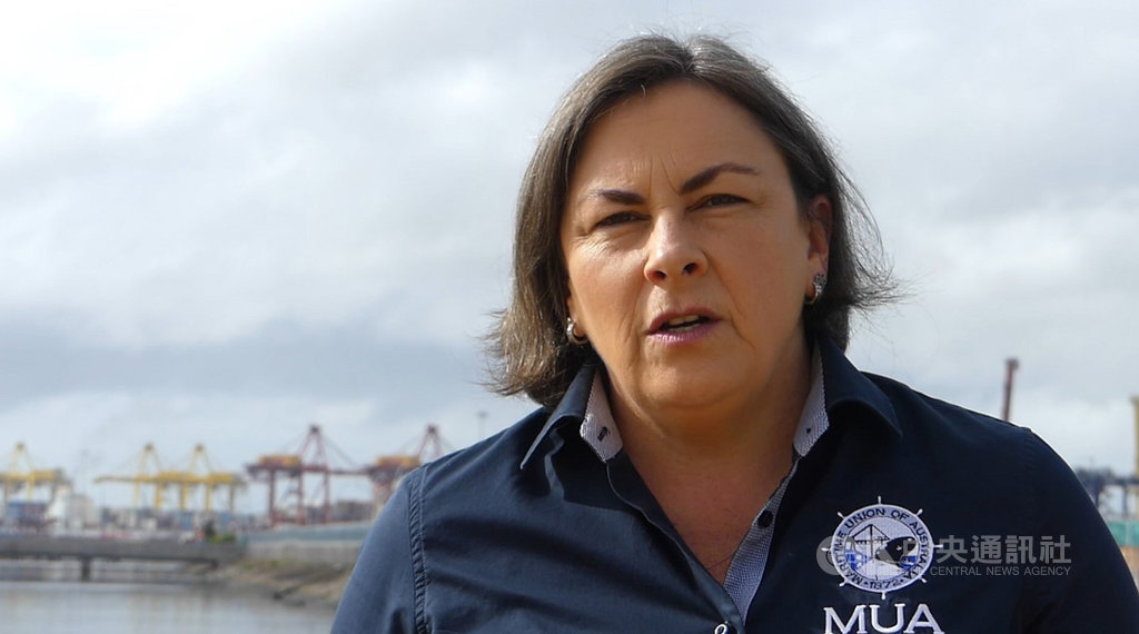 澳洲海事工會全國行動專員(National Officer)邁爾斯(Mich-Elle Myers)指出,任何一個國家的海事產業工人遭疫情波及,都足以癱瘓整個世界的物流鍊。中中央社記者丘德真雪梨伯塔尼灣攝 109年3月29日