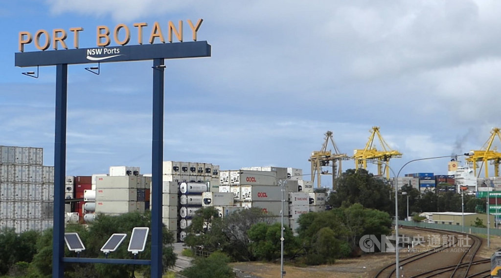 澳洲海事工會(Maritime Union of Australia)警告,除非政府、航運企業和港務企業加強防範,否則貨櫃船和貨櫃碼頭可能會是全球防疫缺口。圖為伯塔尼貨櫃碼頭。中央社記者丘德真雪梨伯塔尼灣攝 109年3月29日