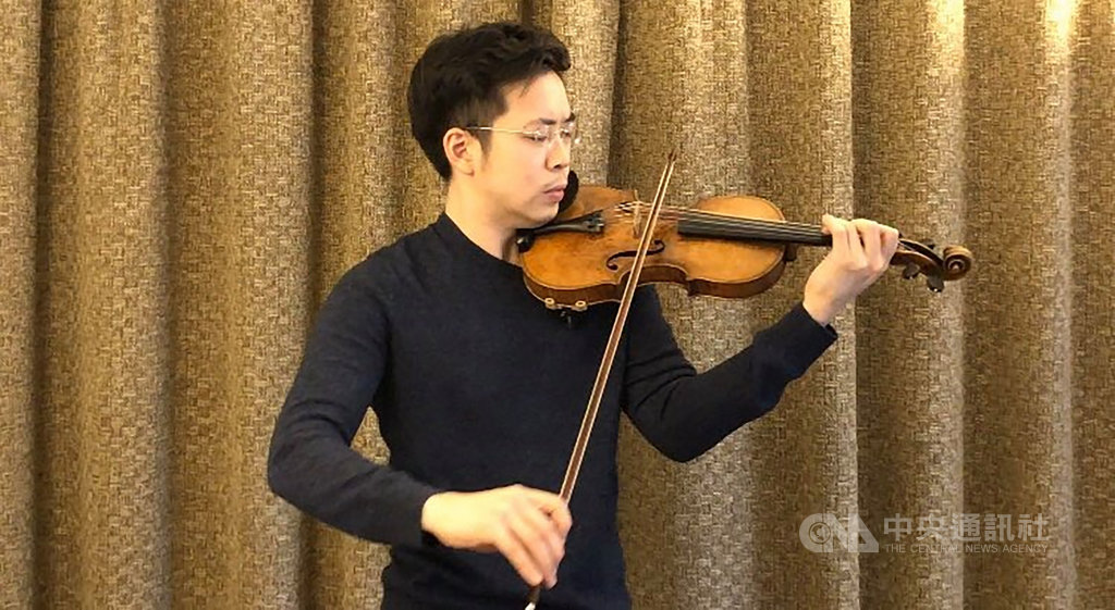 武漢肺炎疫情延燒,德國莫里茲堡音樂節藝術總監、德勒斯登音樂節行政總監楊.沃格勒(Jan Vogler)發起「紐約樂未眠」線上音樂會直播活動,台灣旅美小提琴家黃俊文(圖)也應邀參與。(黃俊文提供)中央社記者趙靜瑜傳真 109年3月29日