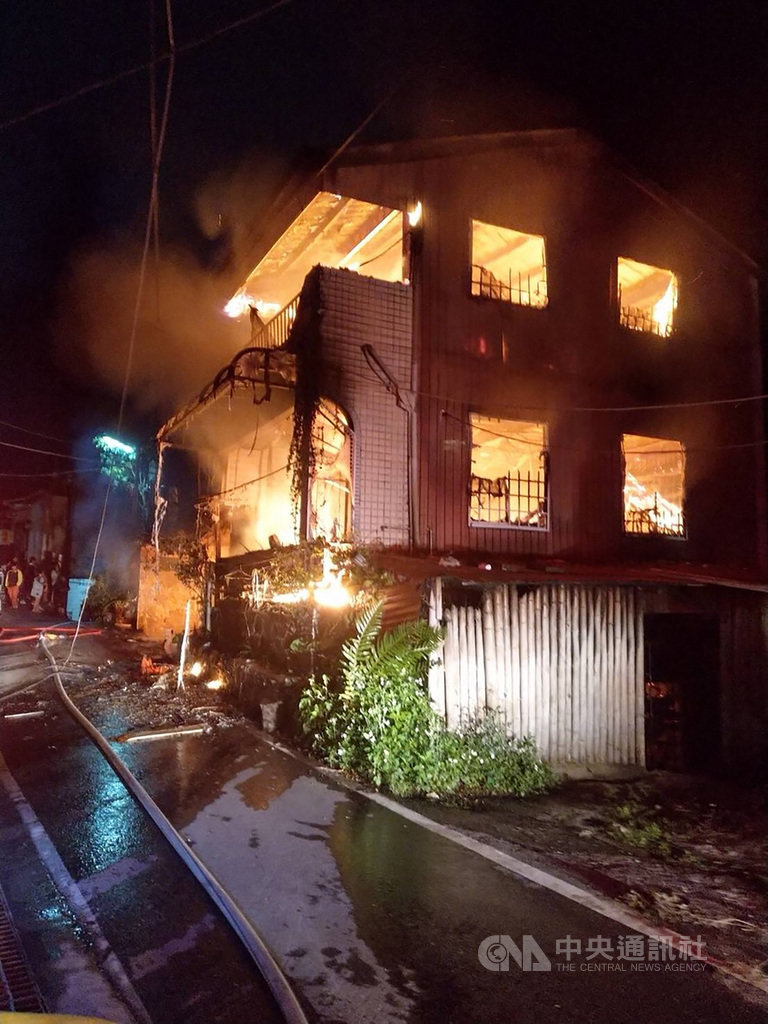 南投縣信義鄉雙龍村一戶住宅29日凌晨起火,建築物全面起火燃燒,且延燒一戶民宅部分面積,屋內一名小女童驚嚇過度,送醫檢查無礙。(消防局提供)中央社記者蕭博陽南投傳真 109年3月29日