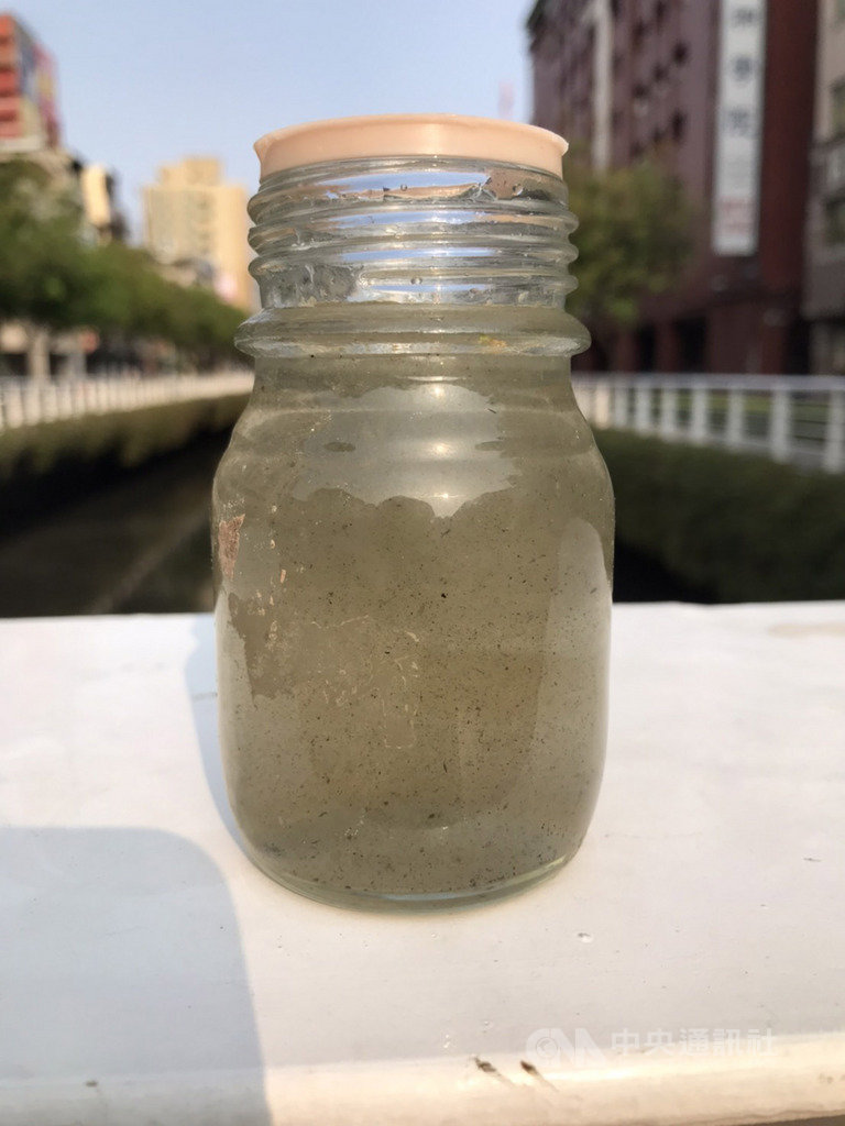 貫穿高雄市區的幸福川又變色且有大量浮渣,環保局29日派員前往稽查,發現水質溶氧超高並富含藻類,研判大雨將沿岸排溝髒污沖入河道,造成河川藻類大量繁殖所致。圖為環保局人員到場採樣帶回檢測一景。(高雄市環保局提供)中央社記者程啟峰高雄傳真 109年3月29日