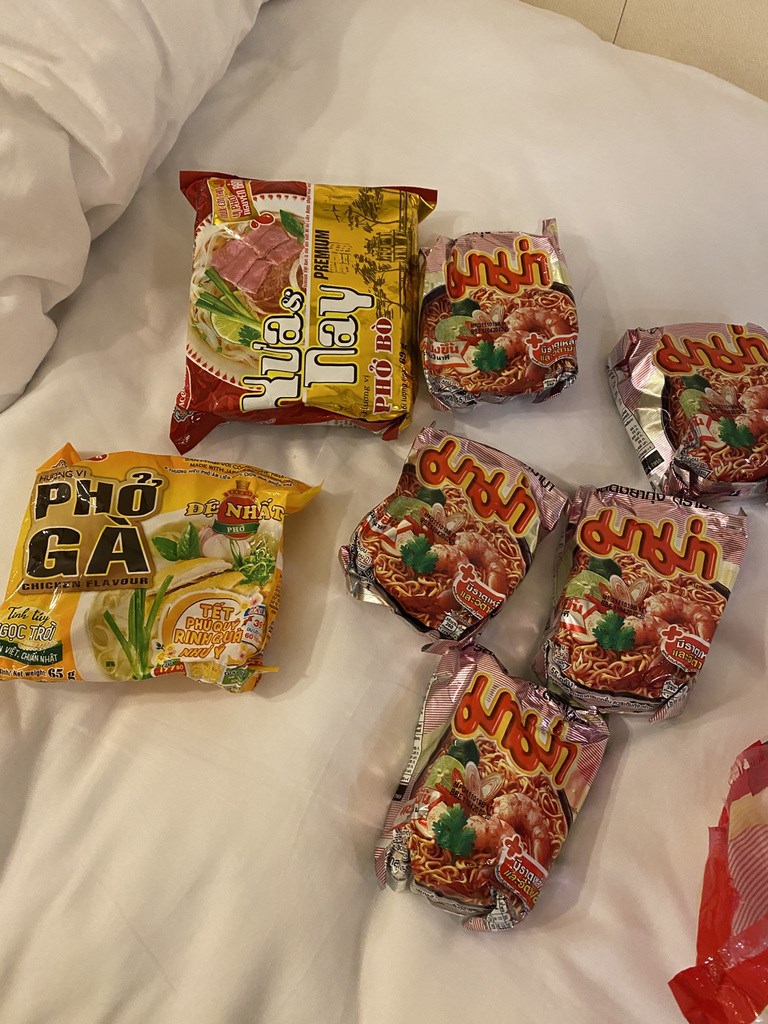 受困船上多日,高齡85歲的麥文達再也受不了西式飲食,船上台籍服務生暖心送來泡麵解饞。(麥家碩提供)中央社 109年3月29日