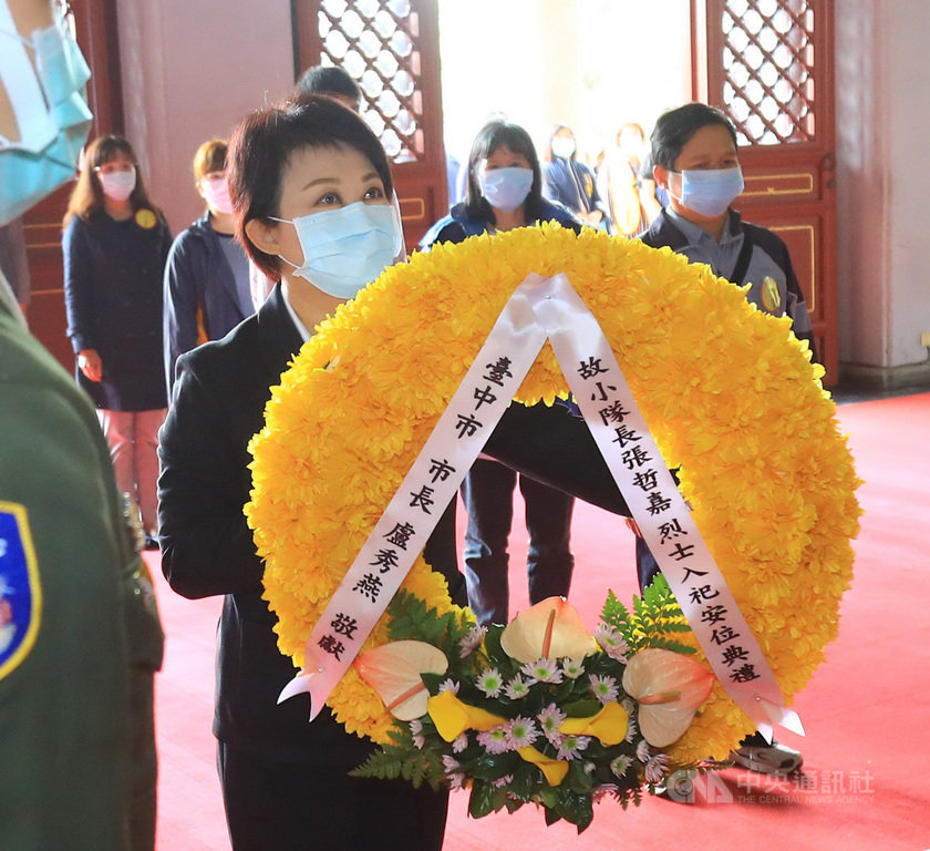 台中市消防局小隊長張哲嘉去年因搶救工廠火警時因公殉職,29日入祀台中市北區忠烈祠,市長盧秀燕(前)宣讀他的英勇事蹟、致意追思。(台中市政府提供)中央社記者蘇木春傳真 109年3月29日