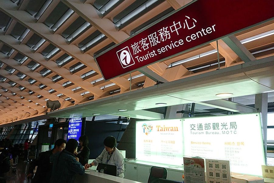 觀光局派駐桃園機場的員工20日接待一名返台的觀光局主管兒子,並一起喝咖啡,兩人都確診感染武漢肺炎。圖為觀光局在桃園機場一航廈的旅客服務中心檔案照片。(圖取自觀光局網頁taiwan.net.tw)