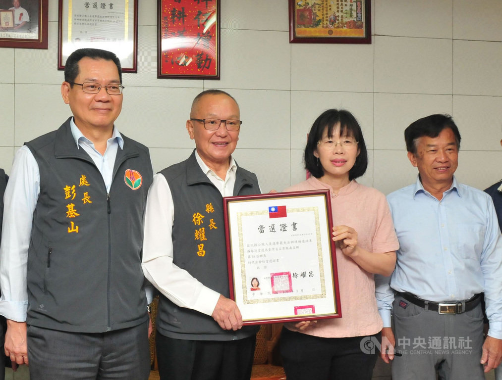 苗栗縣前南庄鄉長邱梓增(右)因案遭解職,經補選由妻子羅春蓮(右2)「代夫出征」勝選,是南庄首任女鄉長,縣長徐耀昌(左2)30日頒發當選證書。(苗栗縣政府提供)中央社記者管瑞平傳真 109年3月30日