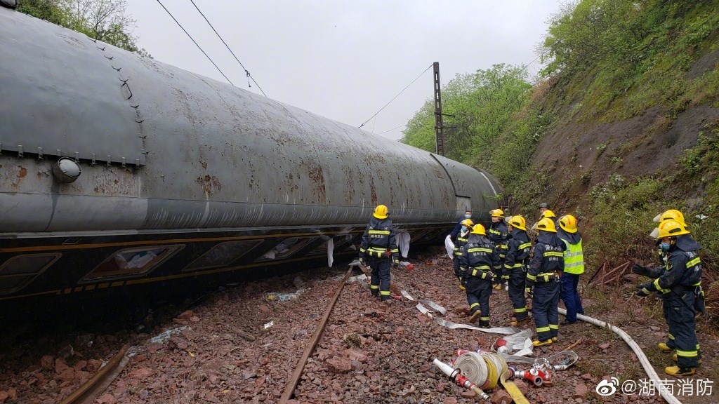 中國一輛自山東濟南開往廣東廣州的列車30日行經湖南郴州永興縣時,因撞擊坍方山體,導致第1節發電車起火,第2至6節車廂脫軌翻覆。(圖取自湖南消防微博網頁weibo.com/hunanxiaofang)