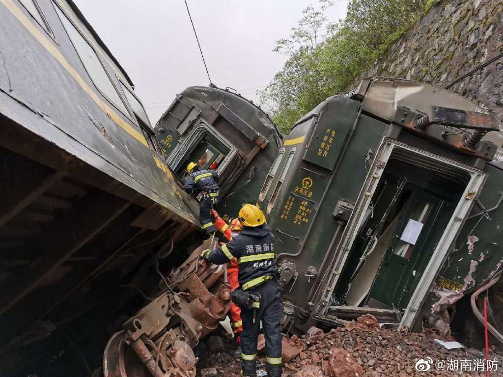 中國一輛自山東濟南開往廣東廣州的列車30日行經湖南郴州永興縣時,因撞擊坍方山體,導致車頭起火,部分車廂側翻,已造成一人死亡。(圖取自湖南消防微博網頁weibo.com/hunanxiaofang)