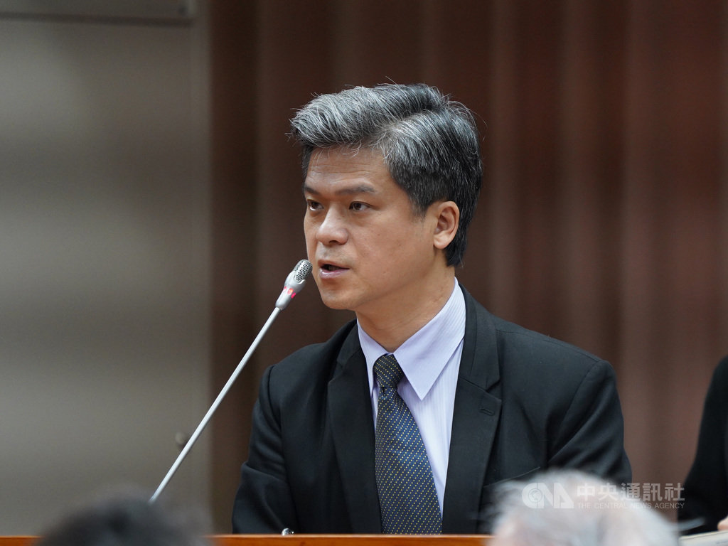 校園遠距教學需求增加,教育部國教署署長彭富源(圖)30日在立法院備詢時表示,已開始徵用、調查全台可以借用多少行動載具,目前掌握各縣市加上教育部採購的共有7.6萬台平板可提供。中央社記者徐肇昌攝 109年3月30日