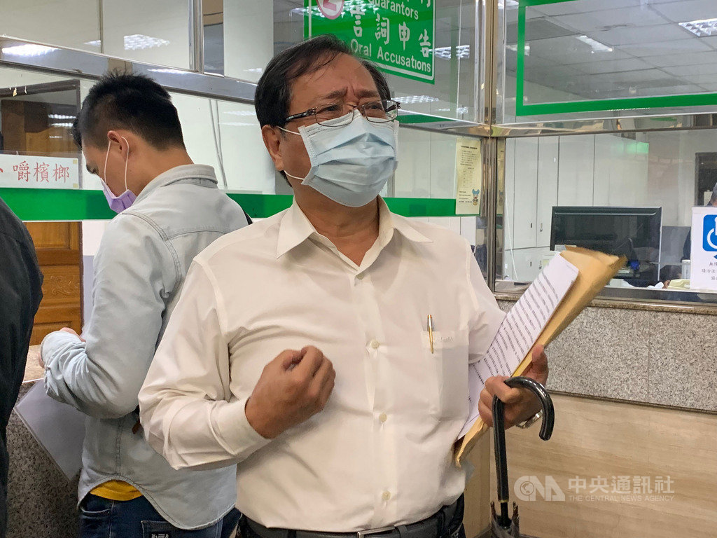 全國公務人員協會榮譽理事長李來希(前)在臉書留言「為了排隊買口罩,被車輾斃」涉混淆視聽,30日到新北地檢署報到,並接受媒體訪問。中央社記者葉臻攝 109年3月30日