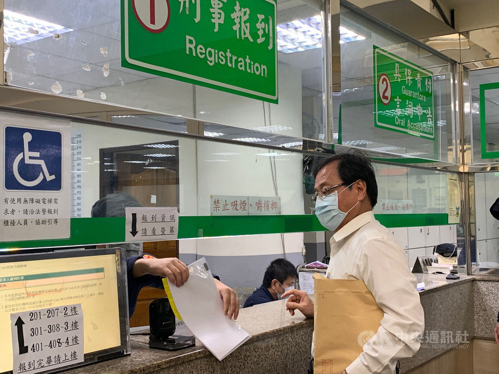 全國公務人員協會榮譽理事長李來希在臉書留言「為了排隊買口罩,被車輾斃」涉混淆視聽,30日下午到新北地檢署報到說明。中央社記者葉臻攝 109年3月30日