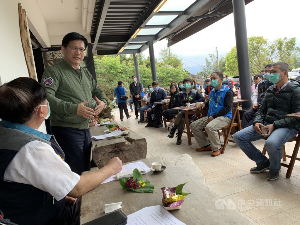 武漢肺炎疫情衝擊觀光業,交通部長林佳龍(左2)30日到嘉義縣阿里山鄉參加中華民國民宿協會全國聯合會座談會,說明政府提出的紓困與振興方案,並允諾補助民宿業者。(許有仁提供)中央社記者蔡智明傳真 109年3月30日