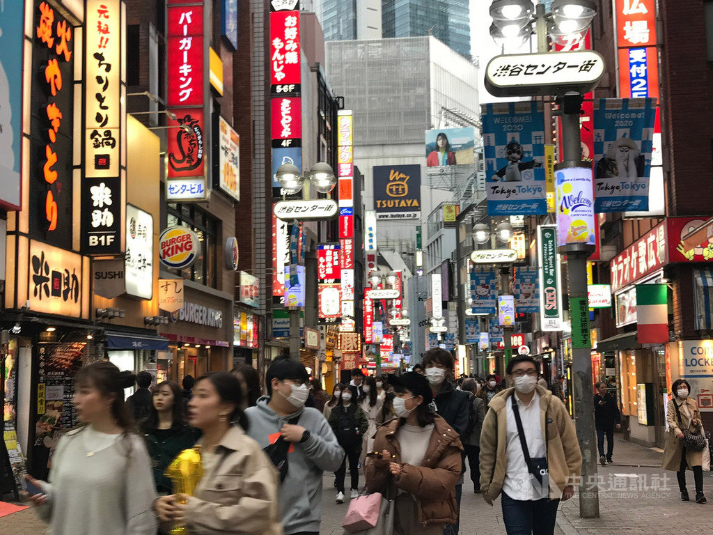 東京30日新增13人確診感染武漢肺炎。東京都知事小池百合子呼籲市民盡量不要出門。不過,東京鬧區仍現人潮。圖為3月27日傍晚東京澀谷街頭一景。中央社記者楊明珠東京攝 109年3月30日