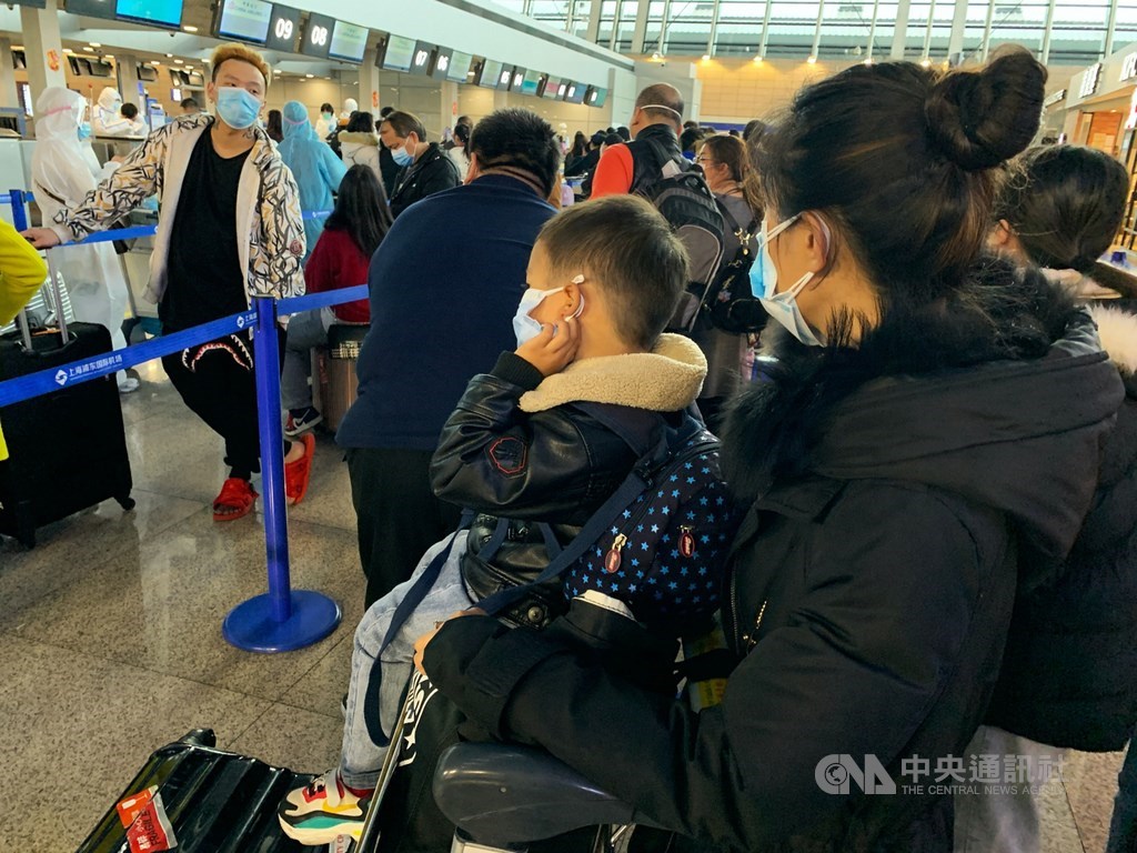 許多搭乘30日類包機的滯留湖北台人,因擔心年幼子女受不了長途跋涉,而選擇搭高鐵、國內航班前來上海。圖為一位帶著幼兒的母親。中央社記者沈朋達上海攝 109年3月30日