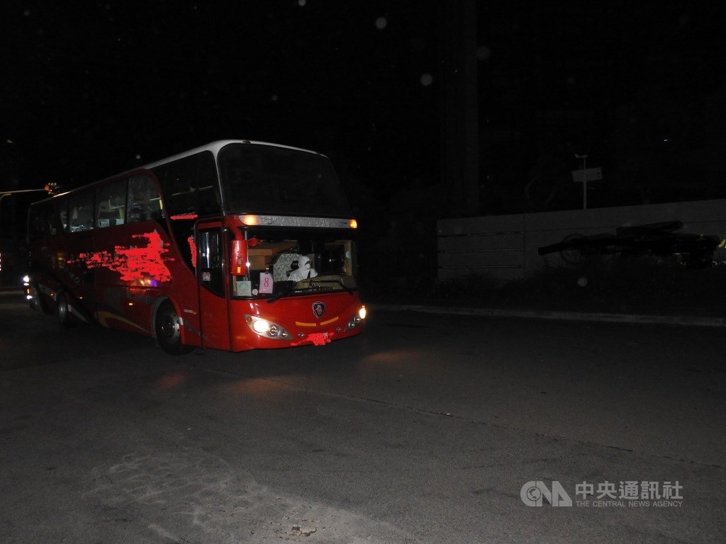 153名滯留中國湖北的台灣民眾29日晚間從上海搭乘類包機抵台,經過防疫檢查及採樣後,30日凌晨搭遊覽車進住北部檢疫所進行14天檢疫。中央社記者王鴻國攝 109年3月30日