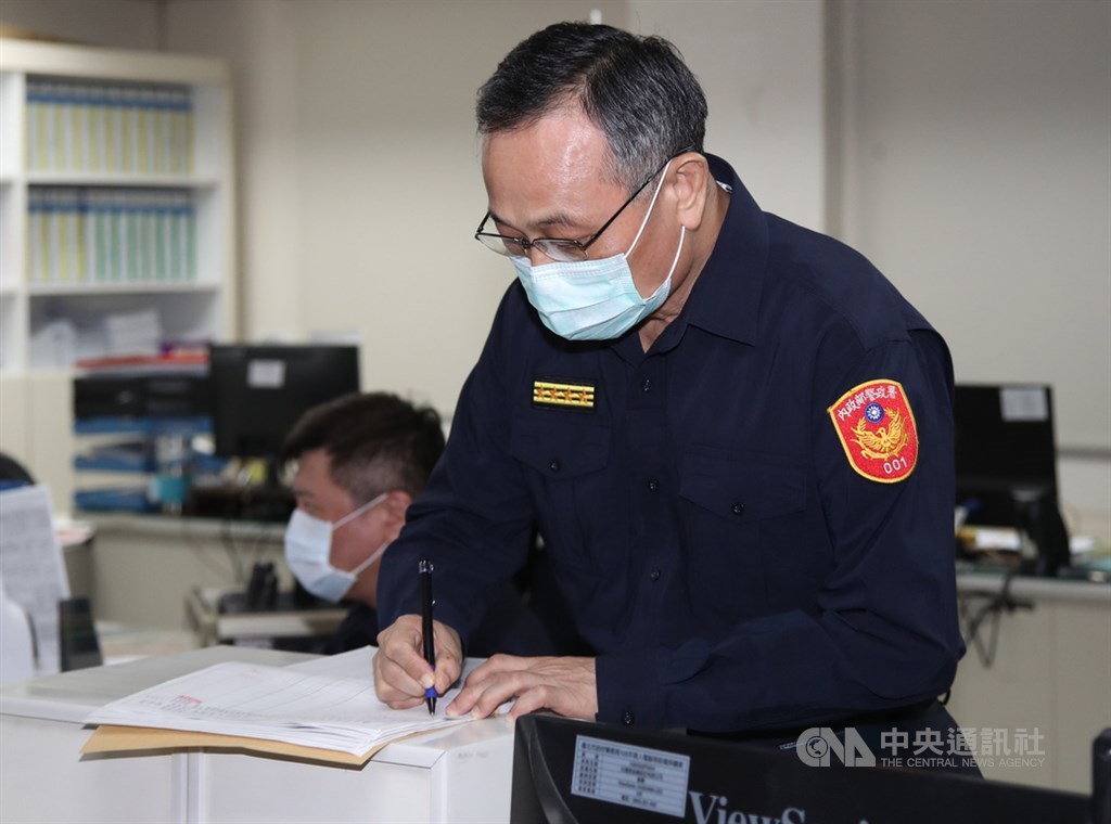日前被依偽造文書罪函送的警政署長陳家欽(前)28日深夜前往台北市警察局中山分局,慰勞執行臨檢勤務員警。中央社記者張新偉攝 109年3月28日