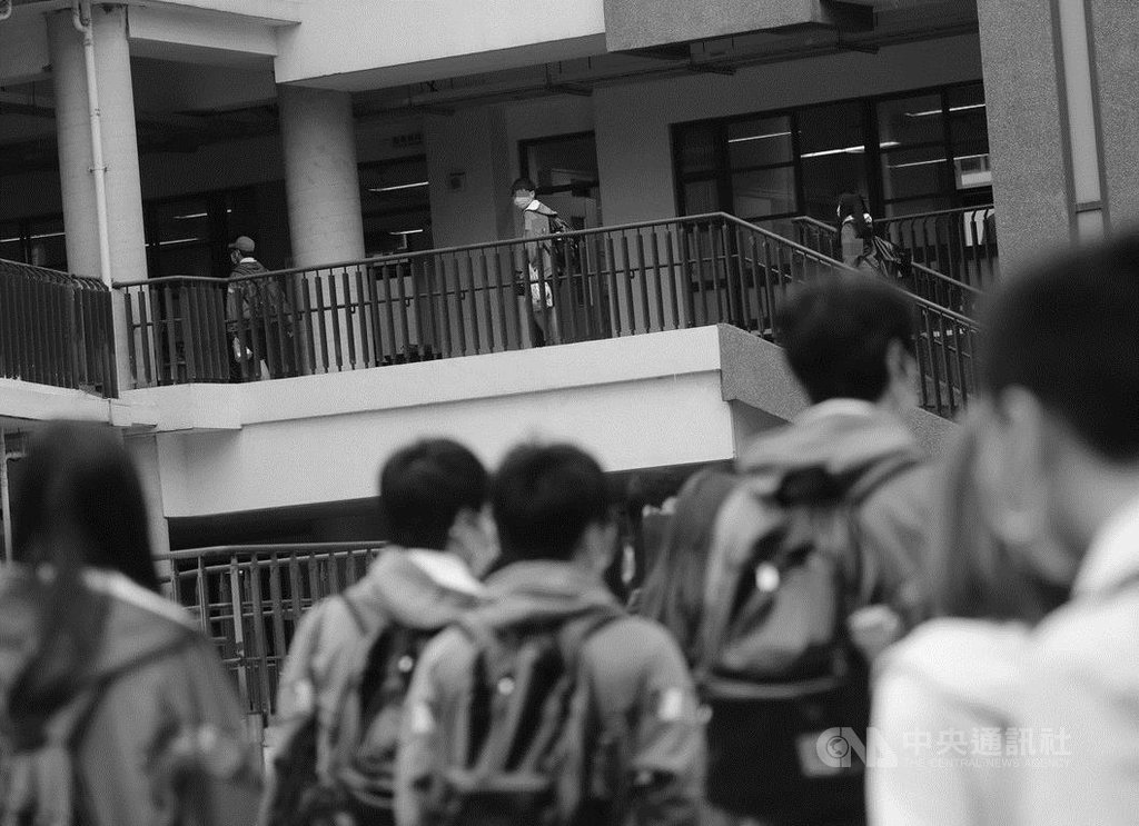 北部一所高中有2名以上學生確診2019冠狀病毒疾病(COVID-19,武漢肺炎),全校13日至27日停課,30日復課。校方表示,會開導與安撫學生,一切平常心看待。中央社記者裴禛攝 109年3月30日
