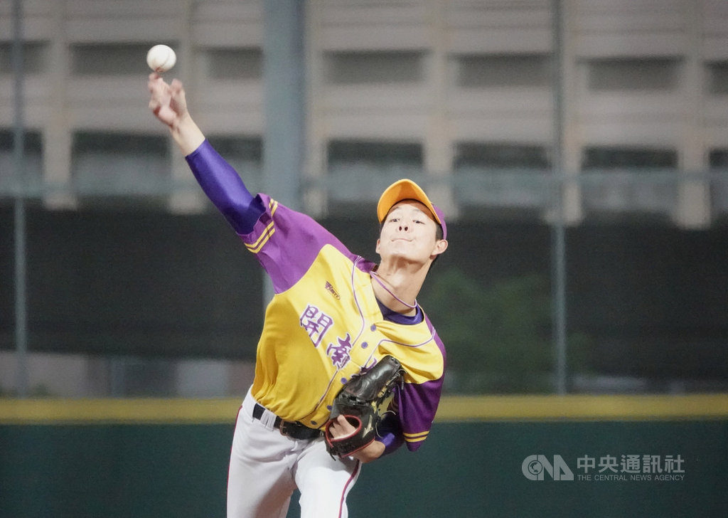 開南大學投手許峻暘(圖)由總教練郭李建夫傳授螺旋型變速球,30日在大專棒球聯賽(公開一級)冠軍戰成為武器,8局14K壓制國立體大,率隊以8比2奪冠。中央社記者謝靜雯攝 109年3月30日