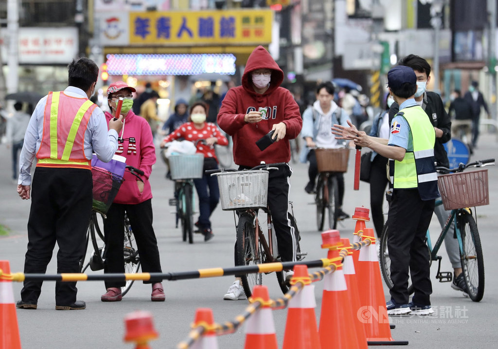 2019冠狀病毒疾病(COVID-19,俗稱武漢肺炎)疫情持續延燒,為防止疫情在校園擴散,台灣大學30日開始升級門禁管控,進入校園要配戴有效證件、開會通知、訪客證等,管制時間為每天上午7時30分至晚上7時30分。中央社記者張皓安攝 109年3月30日