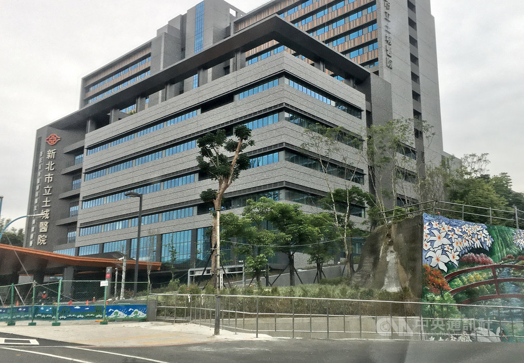 新北市政府衛生局30日表示,市立土城醫院(圖)預計4月23日完工試營運,屬區域級教學醫院,地下3層、地上15層,將設39個專科,服務土城、樹林、三峽、鶯歌地區約120萬人口。中央社記者黃旭昇新北攝 109年3月30日