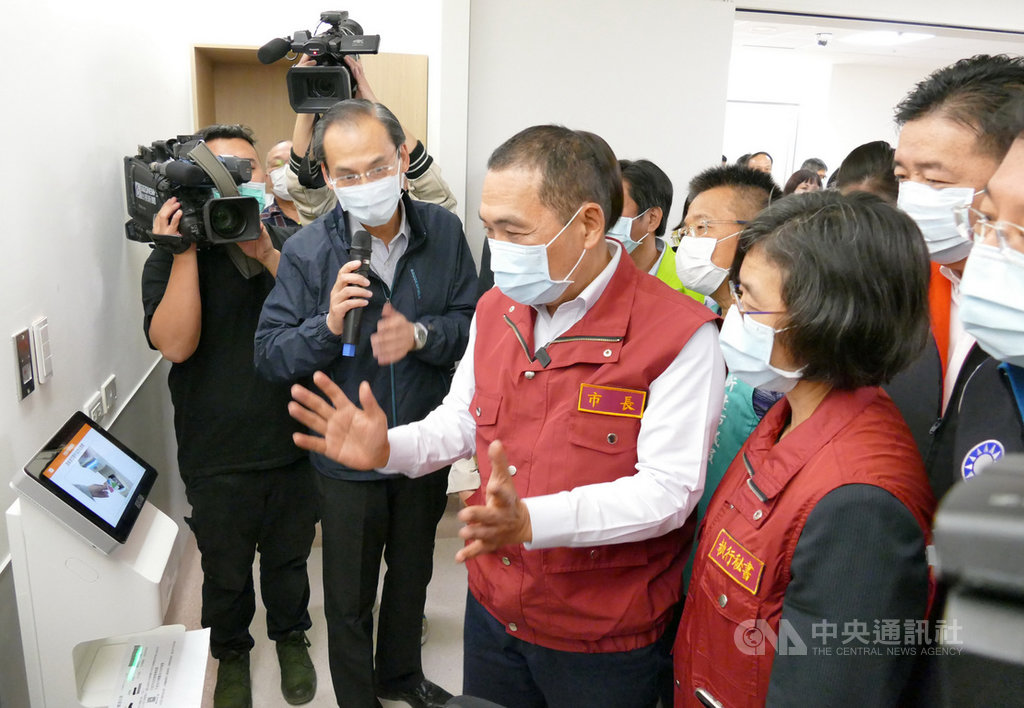 新北市立土城醫院4月23日將完工試營運,市長侯友宜(前右2)30日視察土城醫院門診外候診區。(新北市府衛生局提供)中央社記者黃旭昇新北傳真 109年3月30日