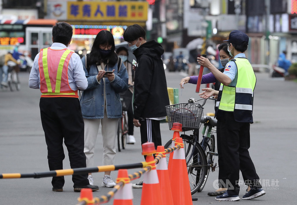 2019冠狀病毒疾病(COVID-19,俗稱武漢肺炎)疫情持續延燒,台灣大學30日起開始升級門禁管控,進入校園要配戴有效證件、開會通知、訪客證等以供查驗。中央社記者張皓安攝 109年3月30日