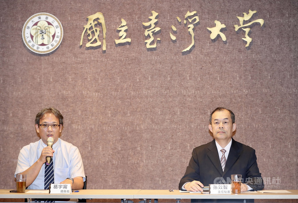 國立台灣大學30日下午舉行記者會,主任秘書孫效智(右)與總務長葛宇寧(左)說明台大升級門禁管控執行情形。中央社記者張皓安攝 109年3月30日