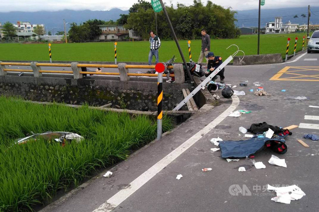 宜蘭黃姓女子30日騎車載3名小孩前往上學途中,在壯圍鄉永美路一段與吳姓男騎士對撞,5人分別摔在路旁、農田與圳溝內,兩部機車嚴重損毀;黃女與吳男都傷重不治,3童也受傷。(宜蘭縣消防局提供)中央社記者沈如峰宜蘭縣傳真 109年3月30日
