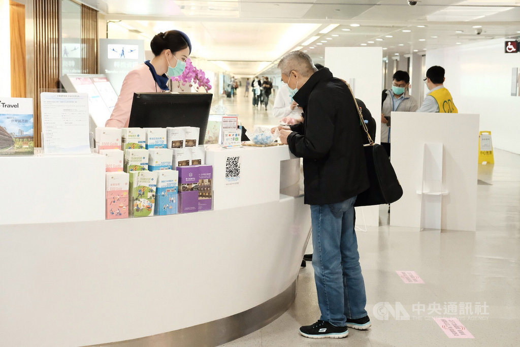 根據機場國境單位30日的統計資料顯示,受到武漢肺炎(2019冠狀病毒疾病,COVID-19)疫情影響,桃園國際機場29日入出境旅客僅2474人,創下機場啟用以來單日旅運量最低紀錄。中央社記者吳睿騏桃園機場攝 109年3月30日