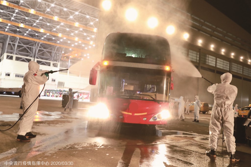 153名滯留中國湖北的台灣民眾29日深夜搭乘湖北類包機返台,旅客在通過防疫檢查後,搭遊覽車前往檢疫所隔離14天。(中央流行疫情指揮中心提供)中央社記者陳偉婷傳真 109年3月30日