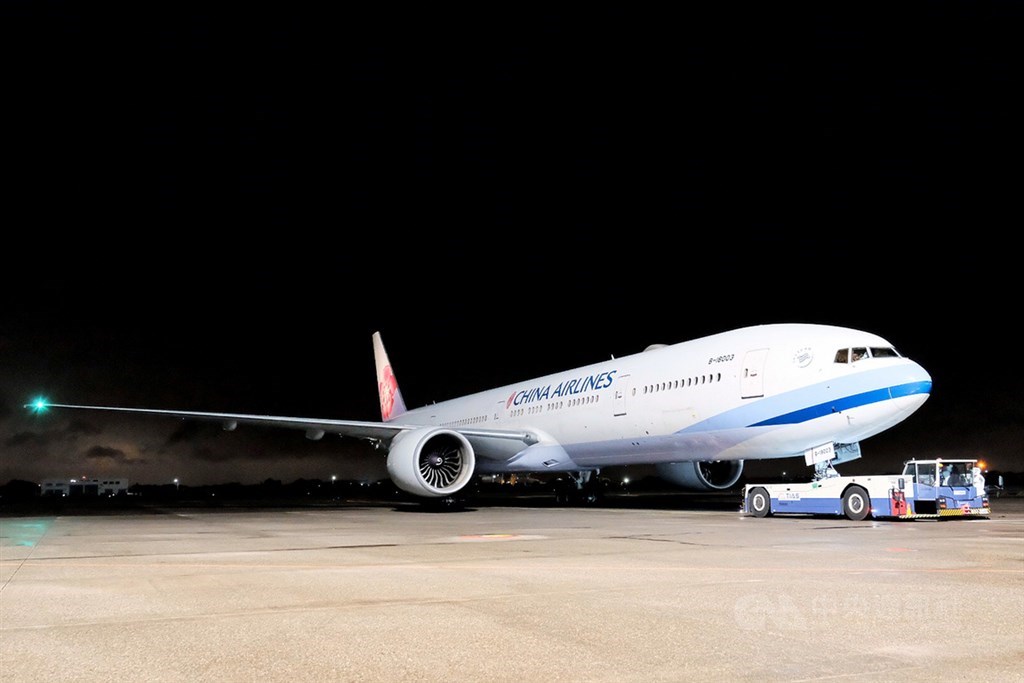 第2架湖北類包機30日晚間9時38分返抵桃園機場,接回滯留中國湖北的214名台灣人,乘客在下機後,會依序進行消毒及發燒篩檢等防疫檢查,隨後再以遊覽車送往檢疫所進行14天的安置隔離。中央社記者吳睿騏桃園機場攝 109年3月30日