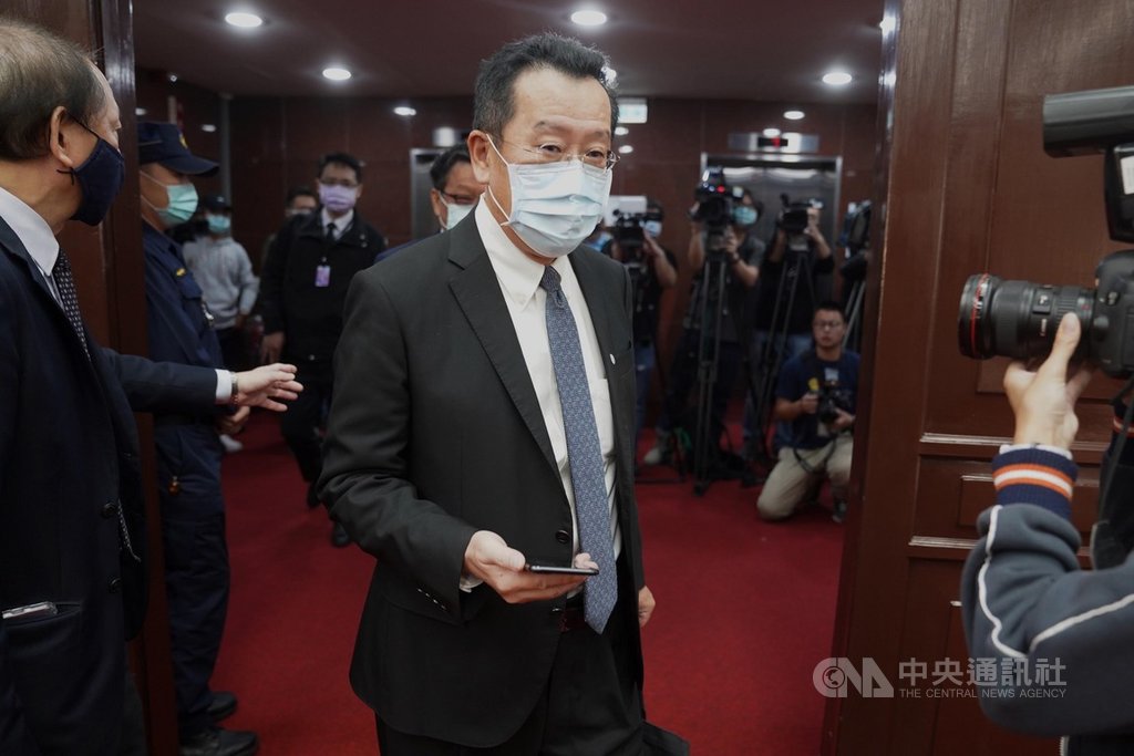 台股30日開盤摜破9500點大關,金管會主委顧立雄(前中)在立法院受訪表示,美股與台股雖有連動,但在疫情控制住前,台股是「上樓梯少一點、下樓梯多一點」,但外資賣超量已減少,一旦疫情控制,股市反彈可期。中央社記者徐肇昌攝 109年3月30日