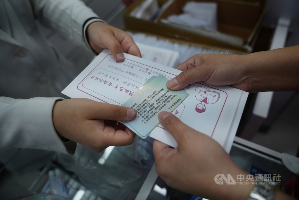 中央流行疫情指揮中心30日宣布,4月9日起大人、小孩可購買的口罩片數增加,且不必再分單雙號購買。若想郵寄給海外二等親內親屬也解禁,每次可寄30片。中央社記者徐肇昌攝 109年3月30日
