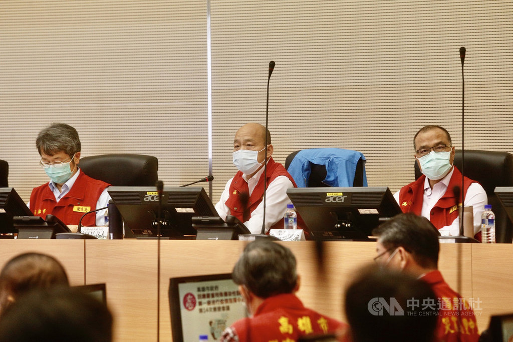高雄市長韓國瑜(中)30日下午主持「嚴重特殊傳染性肺炎」第一級應變指揮中心第14次會議。右為副市長葉匡時,左為衛生局長林立人。中央社記者董俊志攝 109年3月30日