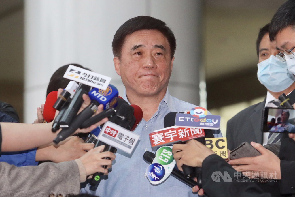 前行政院長郝柏村30日在三軍總醫院辭世,享嵩壽101歲。郝柏村兒子、前國民黨副主席郝龍斌(中)下午出面說明,表示近日武漢肺炎疫情嚴峻,暫時婉謝各界弔唁,待疫情趨緩,將擇日舉辦告別式。中央社記者裴禛攝 109年3月30日