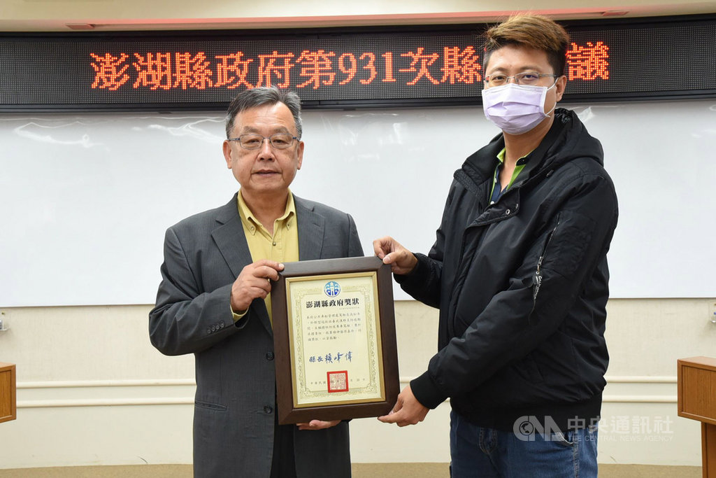 武漢肺炎疫情持續延燒,澎湖縣公共車船管理處10餘名駕駛自願擔任防疫專車駕駛,接送居家檢疫者返家,縣長賴峰偉(左)30日在縣務會議頒獎表揚。(澎湖縣政府提供)中央社 109年3月30日