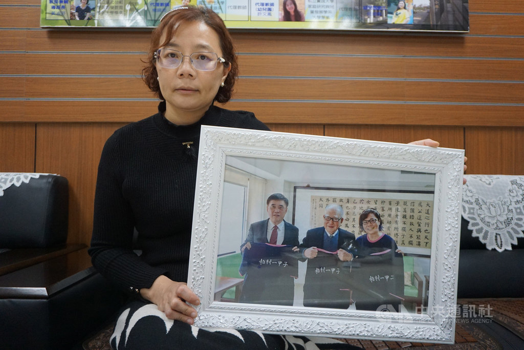 前行政院長郝柏村30日過世,金門縣柏村國小校長許雪芳(圖)說,去年舉辦60週年校慶時,曾專程到台北拜訪郝柏村,對他的辭世感到十分不捨。中央社記者黃慧敏攝 109年3月30日