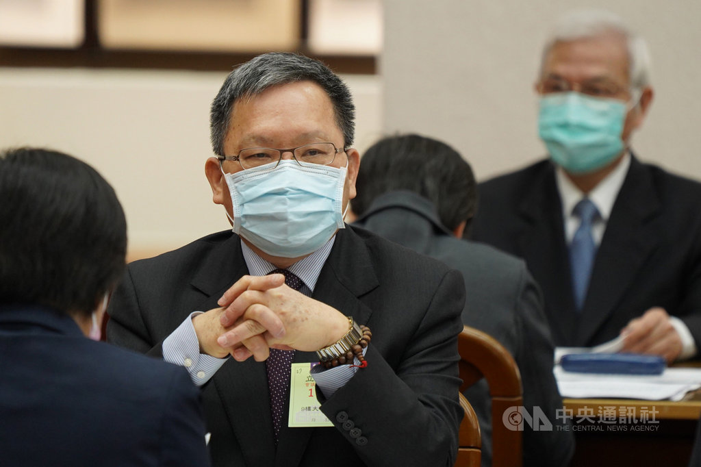 公股銀行助紓困,宣布自住房貸降息2碼(0.5個百分點),對民營銀行帶來壓力;財政部長蘇建榮(前)30日回應,目的在紓緩疫情期間繳息還本壓力,也減少銀行未來呆帳比例。中央社記者徐肇昌攝 109年3月30日