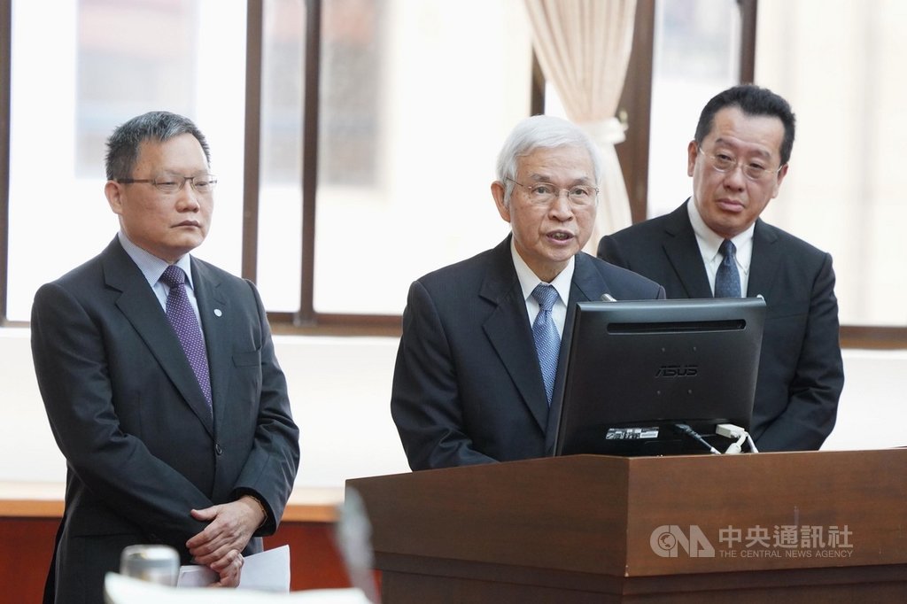 立法院財政委員會30日邀請財政部長蘇建榮(左)、金管會主委顧立雄(右)及中央銀行總裁楊金龍(中)等,就世界各國為因應武漢肺炎(2019冠狀病毒疾病,COVID-19)衝擊,採取對策,對我國財政、金融、經濟整體環境所造成的影響與政府因應之道進行專題報告,並備質詢。中央社記者徐肇昌攝 109年3月30日