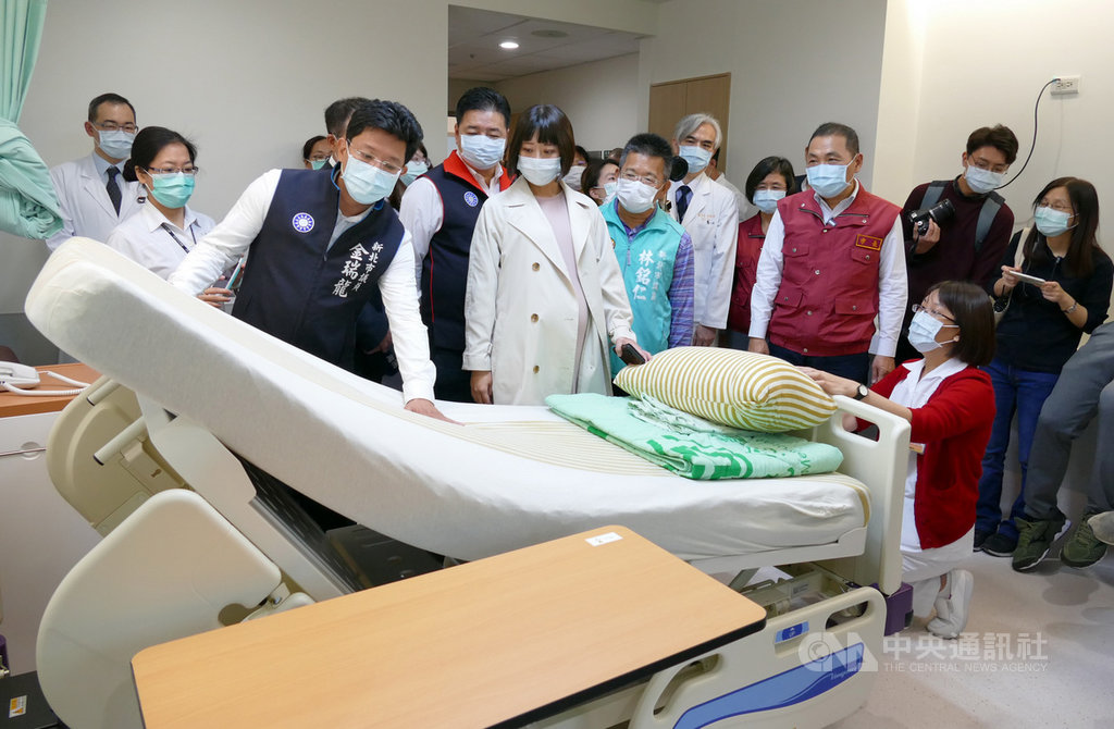 新北市立土城醫院4月23日將完工試營運,市長侯友宜(前右2)30日視察土城醫院單人病房。(新北市府衛生局提供)中央社記者黃旭昇新北傳真 109年3月30日