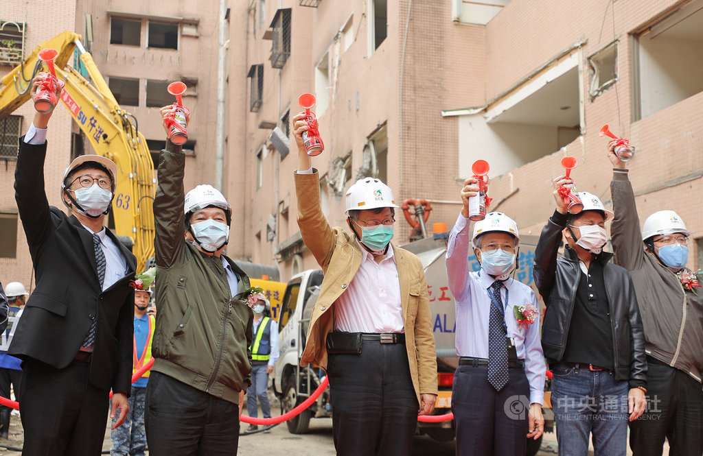台北市長柯文哲(左3)30日在台北出席「延壽I區首件真誠磋商代拆案記者會暨拆除典禮」,與來賓一同鳴笛宣布拆除動工。中央社記者裴禛攝 109年3月30日