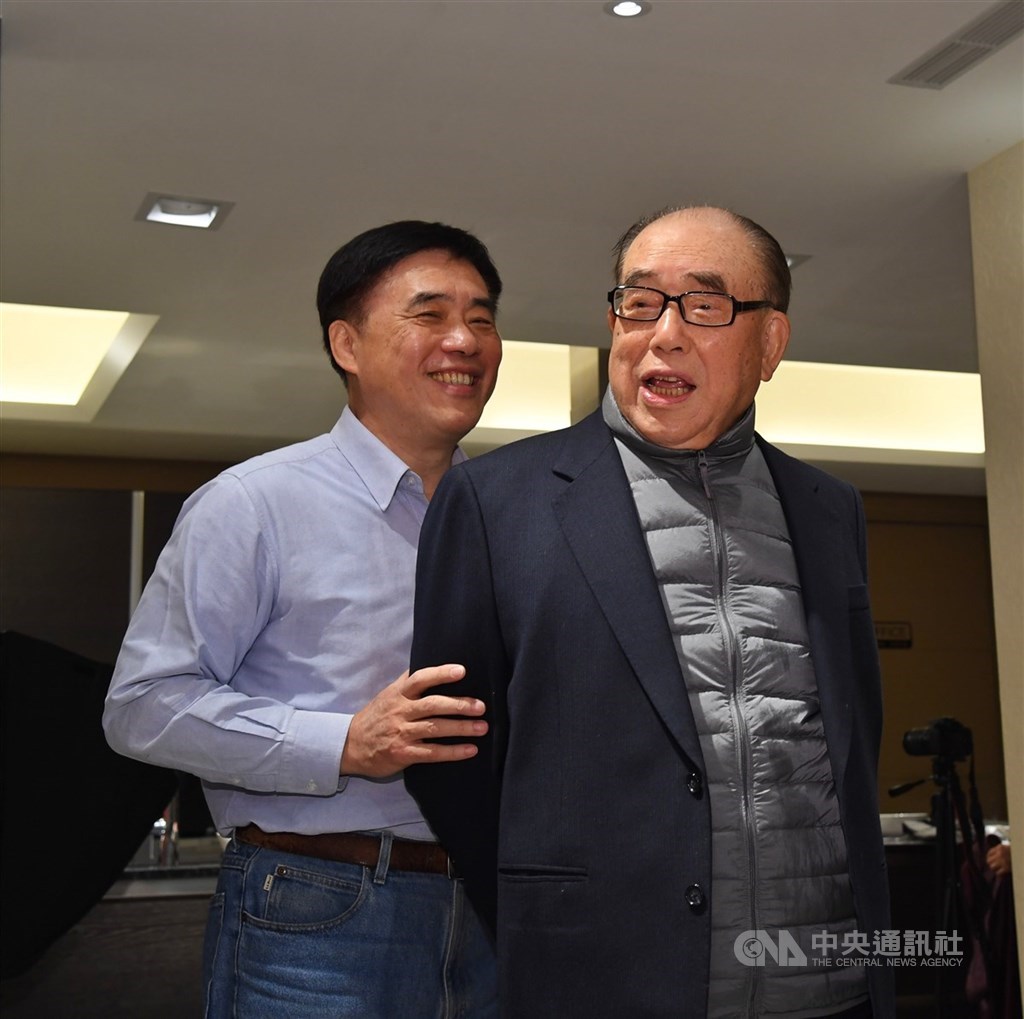 前行政院長郝柏村(右)軍事強人印象深植人心,但不為外人所知的是他鐵漢柔情,在家扮演慈父角色,從來不打罵小孩。郝柏村的兒子郝龍斌(左)說,父親對小孩的要求幾乎是有求必應。(中央社檔案照片)